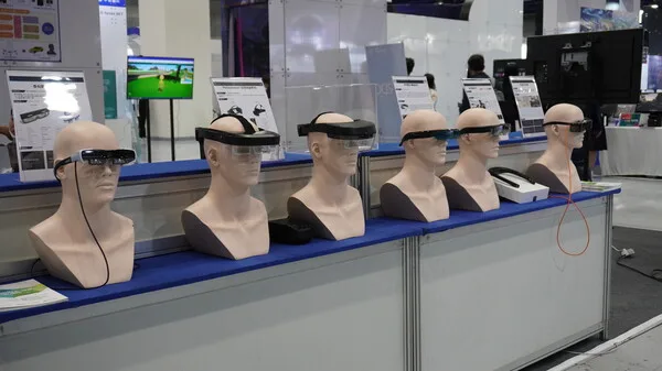 다양하게 전시된 VR, AR 디바이스.
