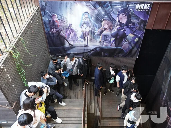 친구, 혹은 연인, 그리고 처음 보는 사람들끼리 게임 이야기를 주고받는다. 