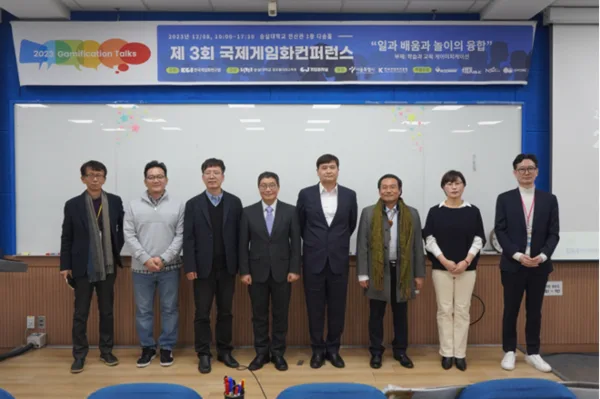 (왼쪽부터 김일철 퍼실리테이터, 이양우 모라이연구실 수석매니저, 김정태 동양대학교 교수, 김동환 동국대학교 교수, 최호웅 성결대학교 교수, 최병호 고려대학교 교수, 이은정 매직빈게임즈 이사, 이재영 알피지리퍼블릭 대표)