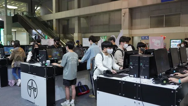  금요일에 사람이 가장 북적북적했던 '이터널 리턴'의 부스. 나중에는 빙 둘러서 줄을 서야 플레이할 수 있었답니다.