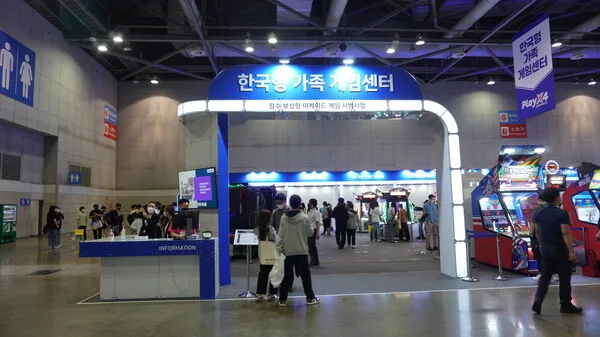 입구에서 볼 수 있는 '한국형 가족 게임센터' 한 마디로 오락실입니다.