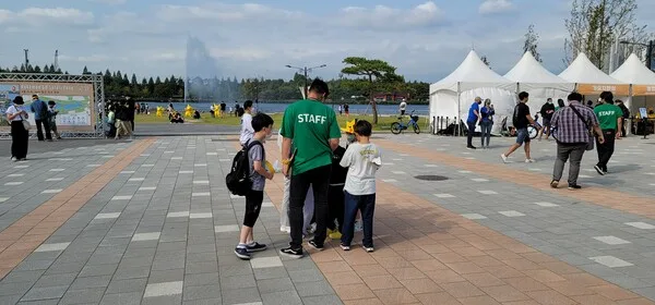 스태프와 함께하는 어린 친구들.