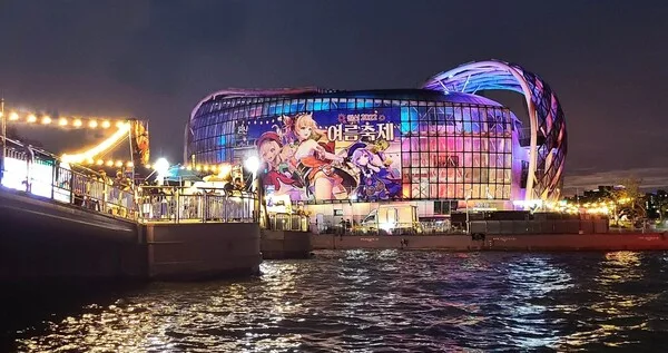 서울 반포 한강공원 인근에 위치한 '세빛섬'에서 지난 7월 28일부터 8월 3일까지 원신 콘텐츠를 활용한 국내 최대 오프라인 이벤트 '원신 2022 여름축제(Genshin Impact 2022 Han River Festival)'가 개최됐다. [사진: 호요버스(HoYoverse) 제공]