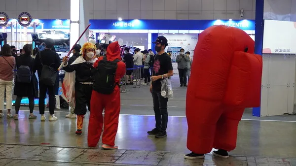 서로 처음 보는 사이지만, 자연스럽게 포즈를 취하는 코스어들.